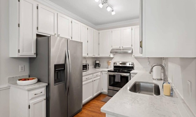 Cary House | Pet-Friendly Townhome with Pool & King Bed - Rated 10/10