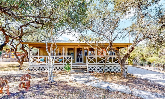Dripping Springs Cottage | Dog-Friendly Property with Shared Pool, Hot Tubs & Outdoor Shower