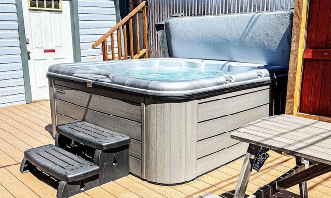 Leadville Cabin | Pet-Friendly Cabin with Hot Tub in Scenic Leadville