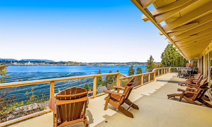 Retsil House | Pet-Friendly Getaway with Panoramic Views & Jetted Tub
