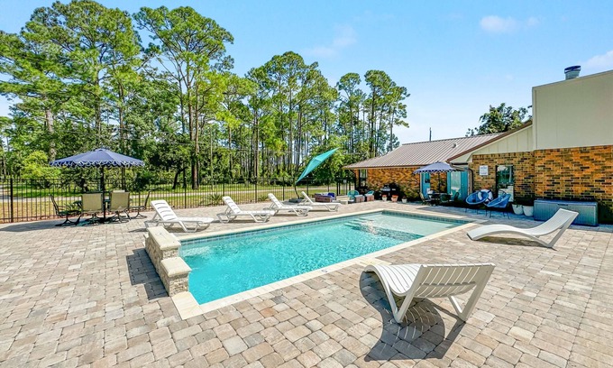 Oak Court House | Dog Friendly | Saltwater Pool | Fire Pit | Beach Getaways