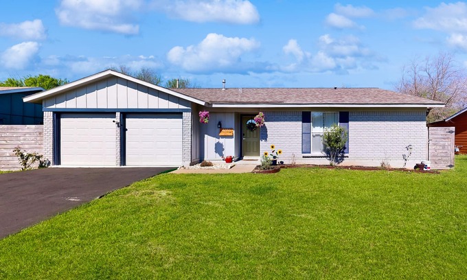 Greenslopes At Lake Creek House | Dog-Friendly Retreat with Spacious Yard Near Dell