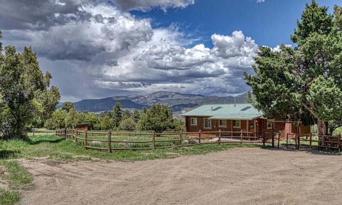 Howard Cabin | Pet-Friendly Getaway at Star Mesa with Top-Rated Amenities!