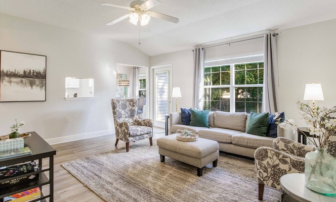 Ferry Pass House | Dog-Friendly stay less than 10 mins from UWF