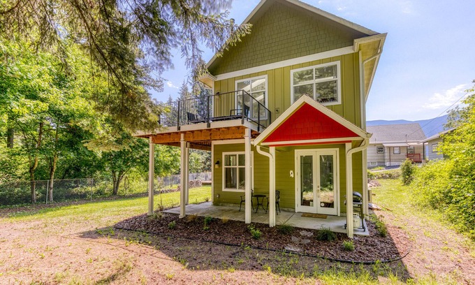 Stevenson House | Pet-Friendly Studio with River View & Relaxing Patio