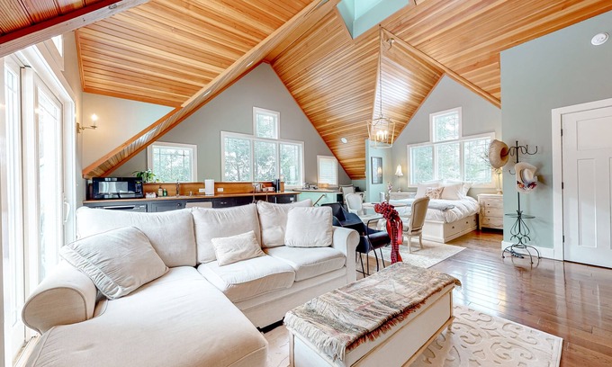 Wolfeboro Apartment | Pet-Friendly Studio with Hot Tub and Kitchenette Access