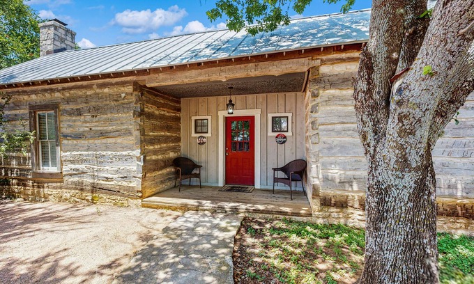 Fredericksburg House | Cozy Dog-Friendly Suite with Fireplace & On-Site Tastings