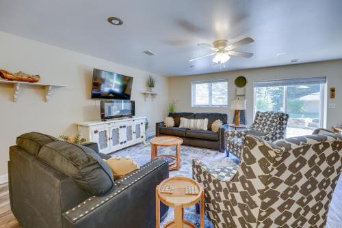 Twin Lake House | Pet-Friendly Twin Lake Retreat - Steps from Water Access