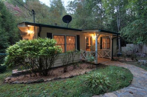 Cashes Valley House | Explore Dogwood Creekside: Family & Pet-Friendly Retreat