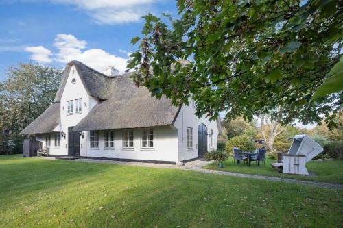 Keitum Apartment | Family-Friendly Stay at Dohlenhof Das Scheunentor with Pool