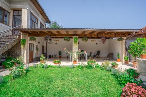 Alba Iulia Apartment | Rated 9.9/10: Family-Friendly Stay at Doi Bujori