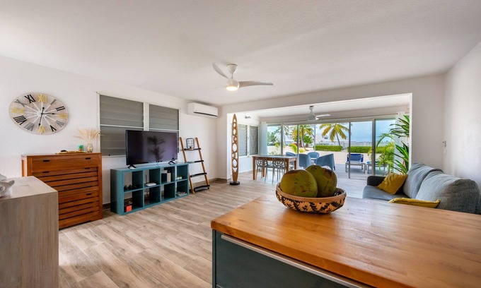 Nettle Bay House | Beachfront Dolce Apartment at Baie Nettlé with Pool