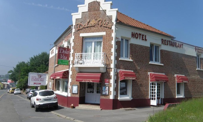 Bruay-la-Buissiere Hotel | Discover Dolce Vita: Pet-Friendly Retreat with Breakfast