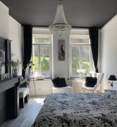Dernier Sou Apartment | Elegant Dolce Vita with Cathedral Views and Family Amenities