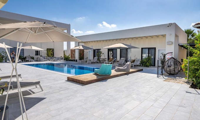 Baraq Bed & Breakfast | Relax at DOLEV 55 Boutique: Pool, Breakfast & Family Fun