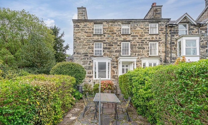 Dolgellau House | Cozy Dolgellau Townhouse Near Mountains and Pet-Friendly
