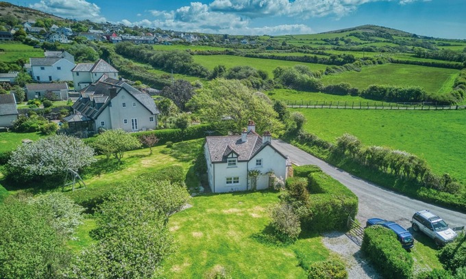 Llangennith Cottage | Cozy Oceanfront 4 Bedroom Cottage in Llangennith