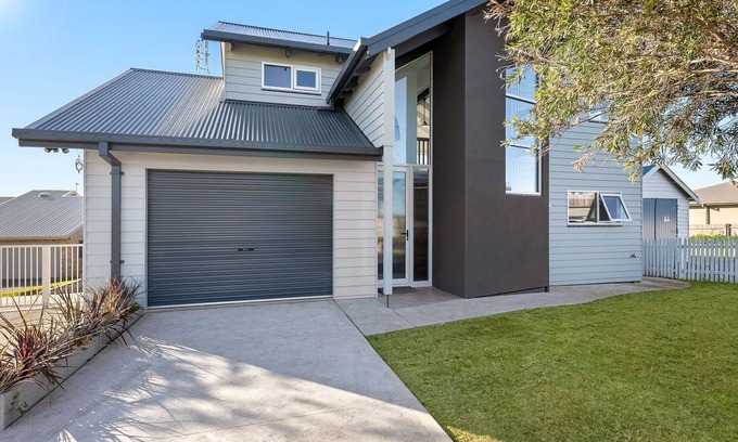 Dalmeny House | Oceanfront Retreat at Dollini Street - Pool & Breakfast Included