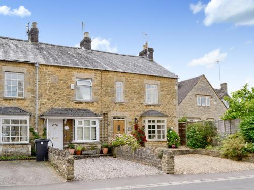 Bourton House | Discover Dolls Cottage: 5-Star, Pet & Child Friendly Retreat