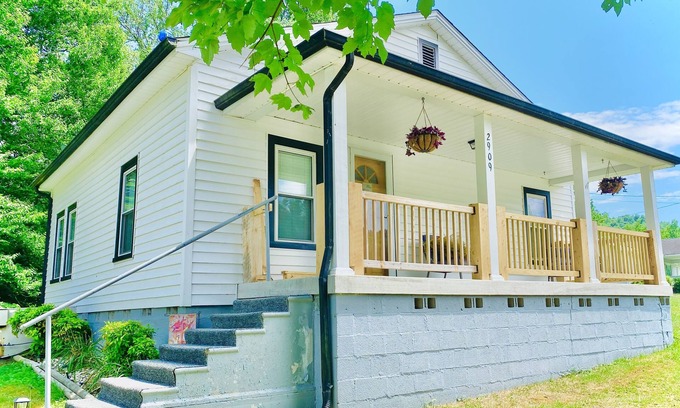 Newcomb House | Experience Dolly Elvis Cash Inspired Home with Family Amenities