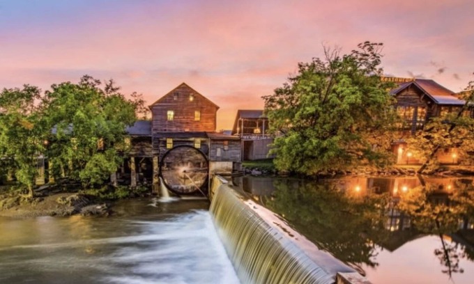 Pigeon Forge Cabin | Family Retreat with Dollywood Fireworks Views & Private Pool