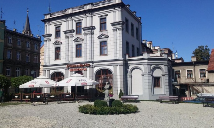 Zabkowice Slaskie Hotel | Pet-Friendly Dolnośląski with Pool & Hot Tub Amenities