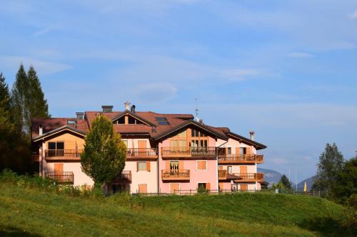 Bleggio Superiore Apartment | Discover Dolomiti Apart: Family-Friendly with Ocean Views