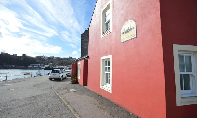 Tobermory House | Family-Friendly Dolphin Apartment with Great Amenities