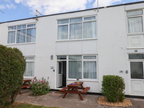 Dawlish Warren House | Pet-Friendly Retreat at Dolphin Chalet Near Family Fun