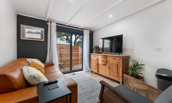 Umhlali Apartment | Charming Dolphin Coast Doll House - Beachside Cottage Retreat