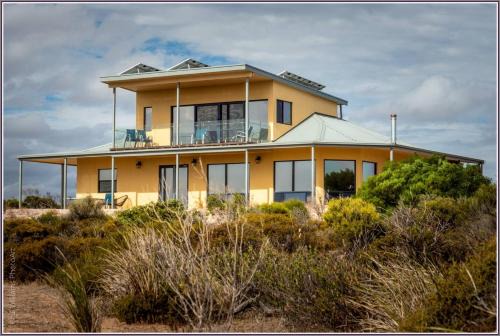 Wright House | Pet-Friendly Dolphin Eco Retreat with 5 Bedrooms in Venus Bay