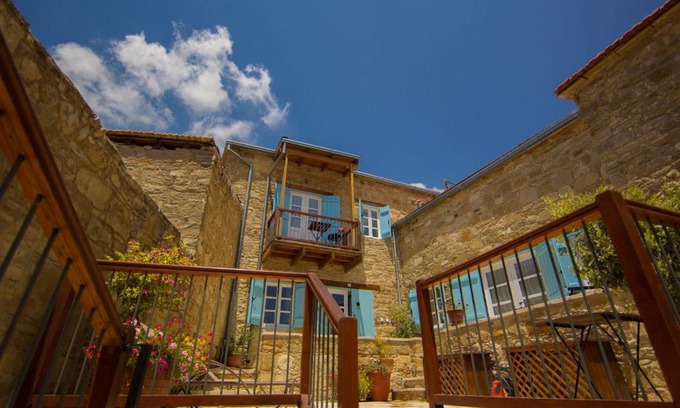Tochni Apartment | Pet-Friendly Dolphin Guest House with 9/10 Review Score