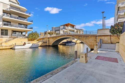 Mandurah Apartment | Dolphin Harbour Haven-family Friendly-canal Front