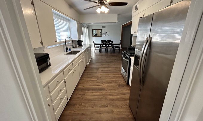 Bay Area House | Guest Rated 10/10: Dolphin Place with Backyard & Kitchen