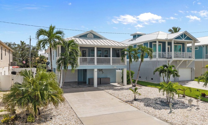 Mid Island House | Experience Dolphin Run Retreat: Steps to Ocean & Pool