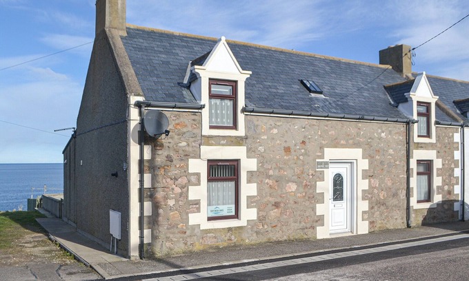 Buckie Cottage | Premium 3-Bedroom Accommodation with Ocean Views in Portknockie