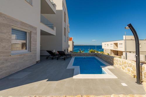 Kolan Apartment | Beachfront Dolphin View with Pool and Ocean Access