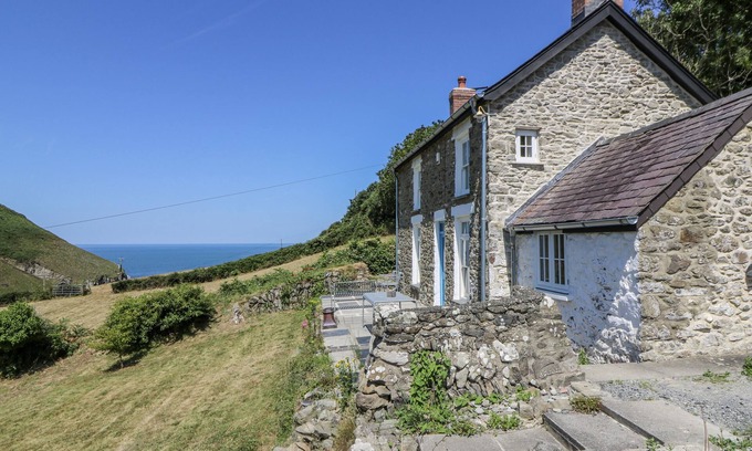Llandyssiliogogo House | Delightful Dolwylan Cottage: Pet-Friendly Retreat in New Quay