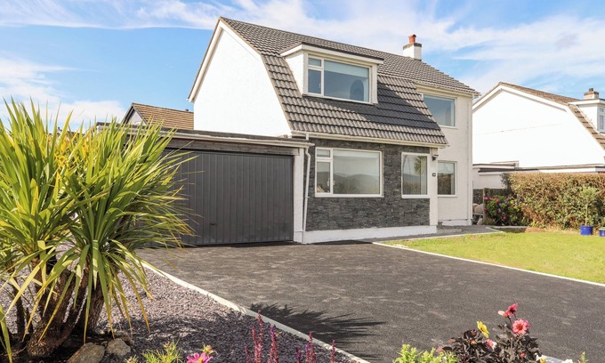 Menai Bridge House | Pet-Friendly Dolwyn Cottage with Spa & Hot Tub in Llandegfan