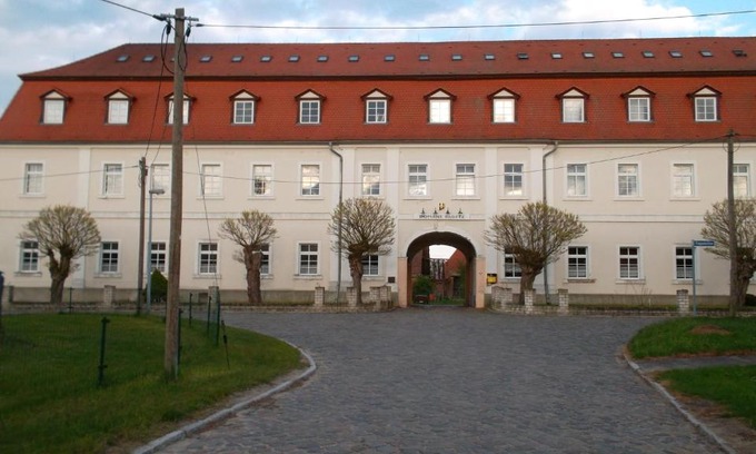 Hohenlepte Hotel | Pet-Friendly Domäne-Badetz with Breakfast & Kitchen Access