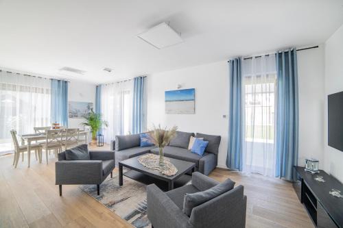 Kosakowo House | Experience Dom Marina: Pet-Friendly Retreat with Pool & More