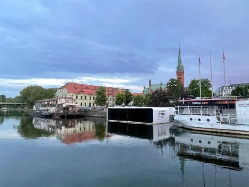 Bydgoszcz Apartment | Discover Dom na wodzie: Pet-Friendly Retreat with 9.2 Rating