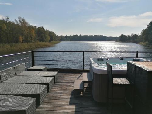 Karwie Villa | Exceptional Dom na wodzie: Oceanfront with Hot Tub