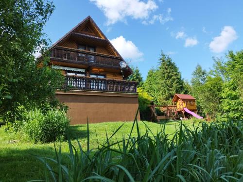 Rycerka Dolna Cabin | Cozy Dom na wzgórzu: Pet-Friendly Retreat with Fireplace