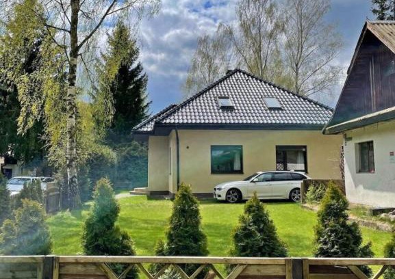 Lubiatow House | Peaceful Getaway at Dom nad jeziorem Sławskim