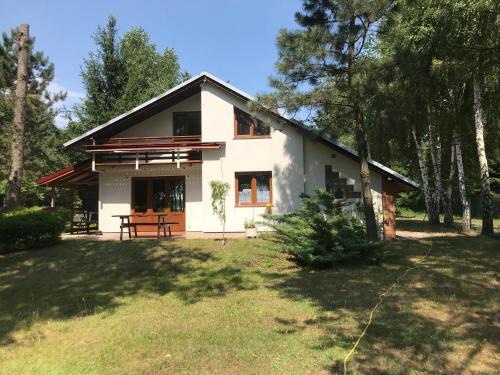 Lack House | Cozy Getaway at Dom nad Jeziorem Zdworskim with Ocean Views
