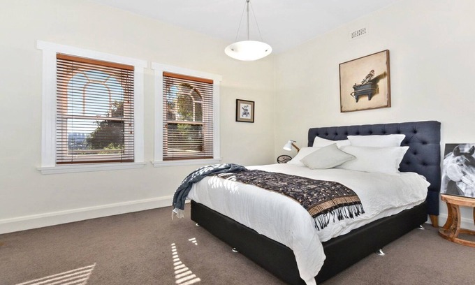 West Launceston House | Elegant Dom Winter Art Deco Hotel - Child-Friendly Retreat