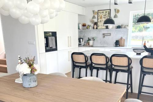 Klodzko Miasto Villa | Scenic Mountain View Retreat with Spacious Garden & Kitchen