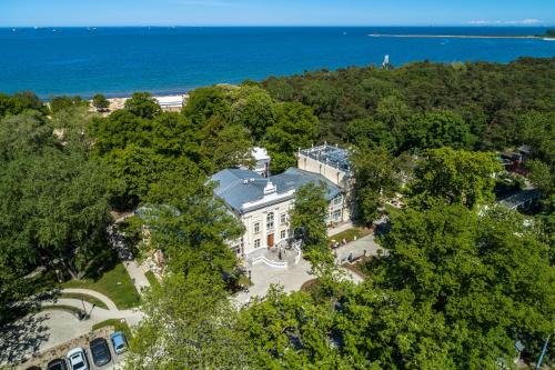 Brzezno Hotel | Discover Dom Zdrojowy: 4-Star Oceanfront Retreat