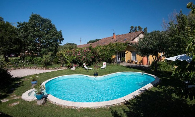 Berdoues Bed & Breakfast | Elegant Domaine à Marmande: Pool & Oceanfront Bliss